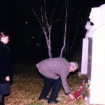 Синот Владимир и внуката Мила на споменикот на Шопов во Штип