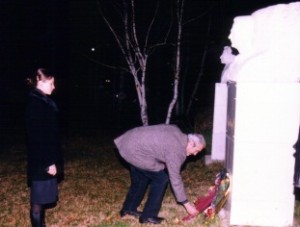 Vladimir ante la estatua de su padre, con Mila