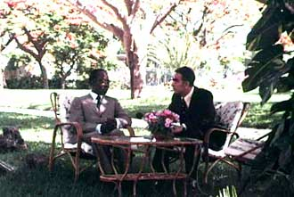 Aco Shopov dhe Leopold Sedar Sengor në rezidencën e tij presidenciale në Dakar, viti 1975