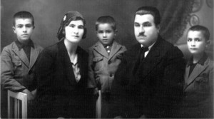 Photo de famille de 1932 : Kostadinka et Gueorgui Šopov avec leurs fils Dimitar, Borislav et Aleksandar (Aco) qui est à droite.